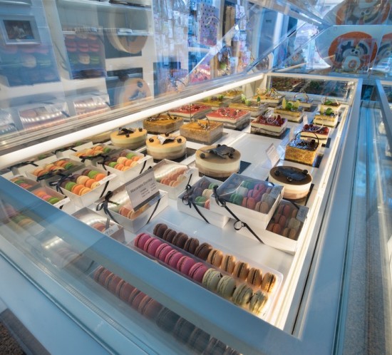 L'agencement de la pâtisserie Escribà Gran Via par Nakide, avec vitrine de pâtisserie