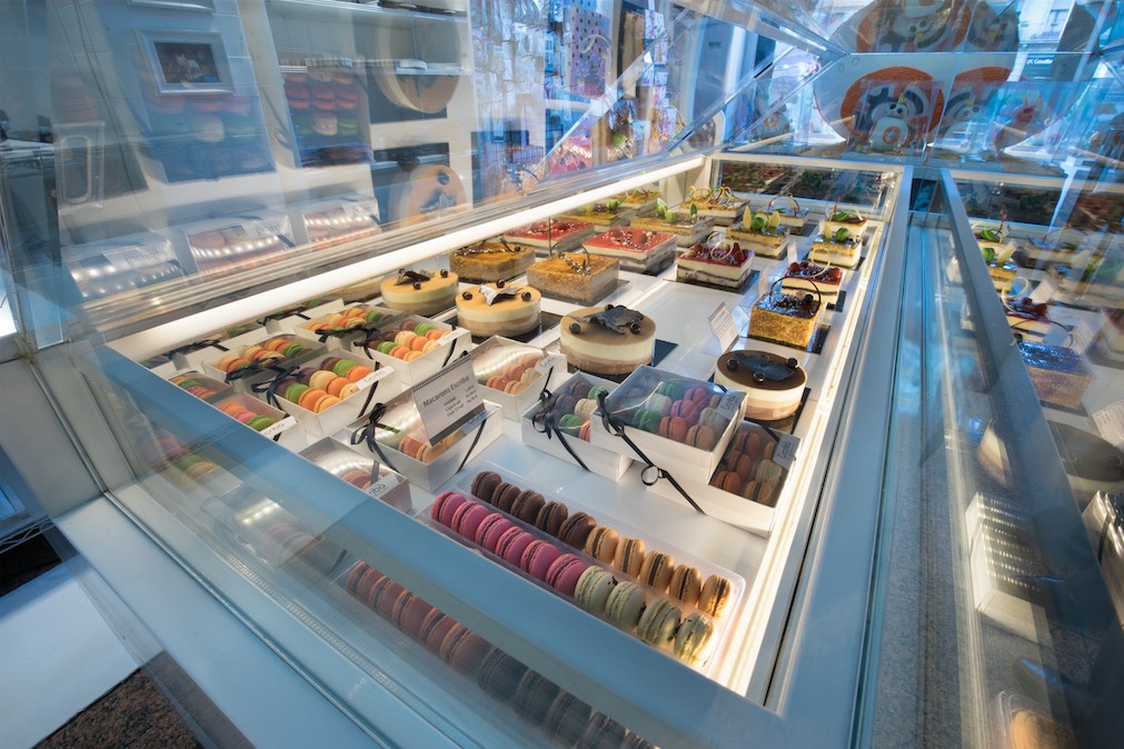 L'agencement de la pâtisserie Escribà Gran Via par Nakide, avec vitrine de pâtisserie